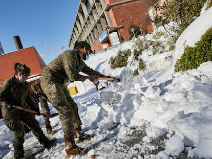 Militares del Ejército de Tierra limpian este lunes el acceso de entrada al Hospital Gregorio Marañón de Madrid.
