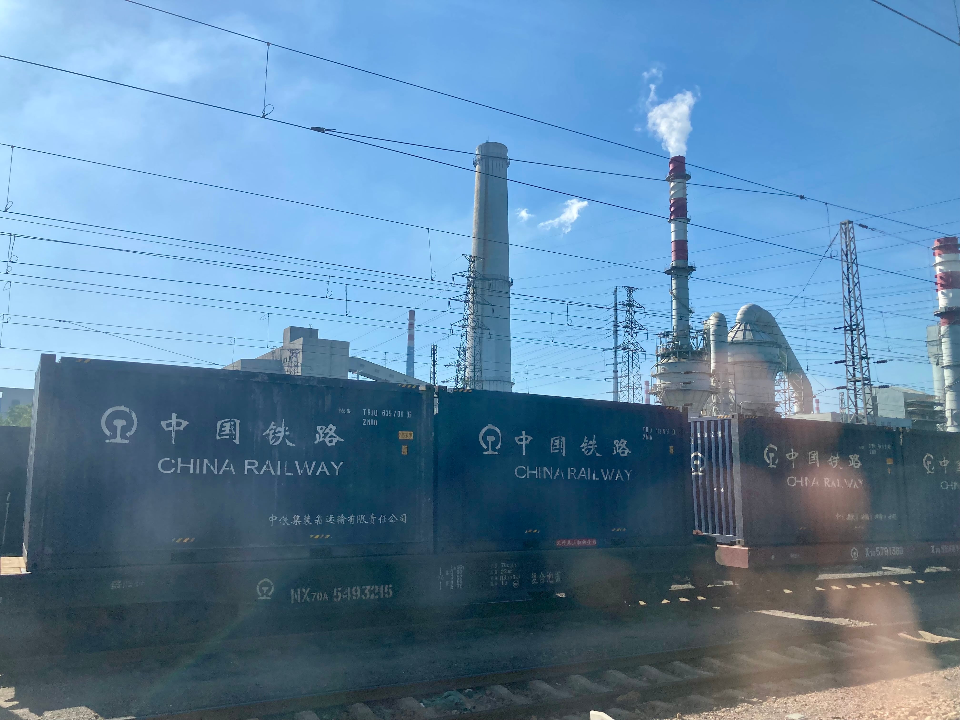 Vista desde el tren de la fábrica de Baogong en Baotou, el pasado 16 de julio.