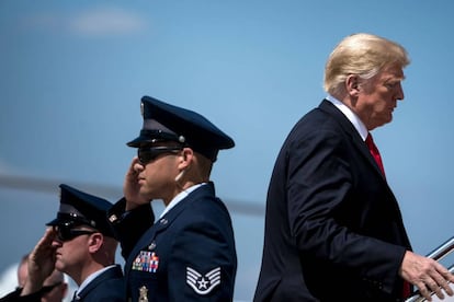 El presidente de Estados Unidos, President Donald Trump aborda el Air Force One.