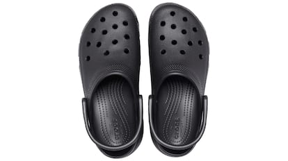 Crocs con plataforma de color negro.