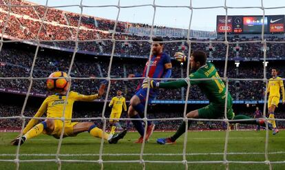 Lionel Messi (c) marca el segundo gol.