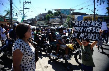 Moradores do Complexo do Alemão pedem paz.