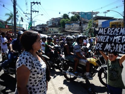 Moradores do Complexo do Alem&atilde;o pedem paz. 