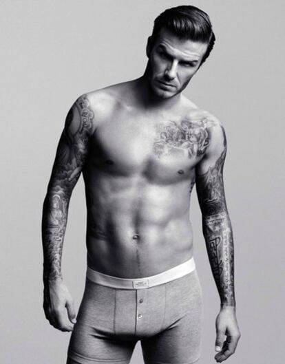 David Beckham, con uno de sus diseños.
