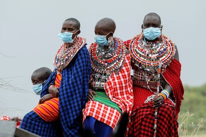 Varias mujeres masái usan mascarillas quirúrgicas durante la ceremonia del Día Mundial del Elefante en el Parque Nacional Amboseli (Kenia).