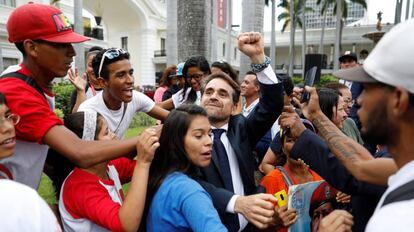 El gobernador del Estado de Carabobo, Rafael Lacava ( C), a su llegada al Palacio Federal Legislativo en Caracas, tras ser elegido, el pasado 18 de octubre.   