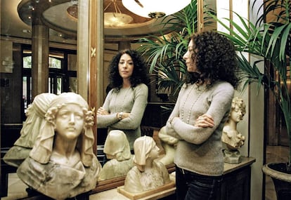 Leila Guerriero posa para ICON bajo la atenta mirada del busto de en medio. Algo de envidia se puede adivinar.