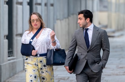 La empresaria Leonor González Pano, y su abogado, llegan al Tribunal Supremo este miércoles.