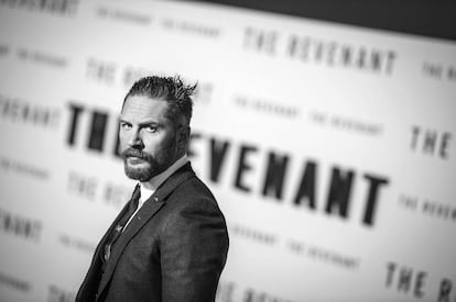 La mirada de tipo cabreado de Tom Hardy. Esta vez en la presentación de 'El renacido'.