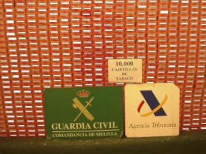 Fotografía facilitada por la Guardia Civil del tabaco intervenido en el puerto de Melilla en el doble fondo de un camión, que aparentemente embarcaba vacío hacia la península, con 10.000 cajetillas de tabaco de contrabando escondidas, con un valor de 39.500 euros.