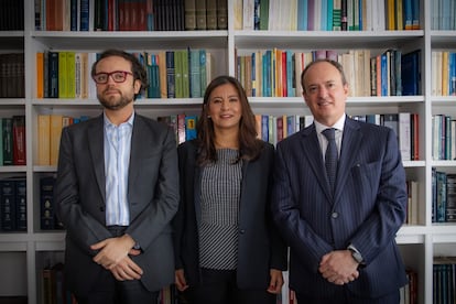 Andrés Caro, Ana María Moncada, y Luis Guillermo Vélez, de la Fundación para el Estado de Derecho