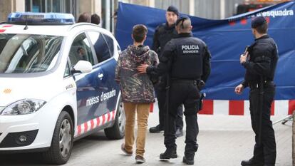 La policia amb un nen de l&#039;Institut Joan Fuster.