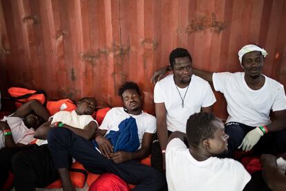 Varios migrantes descansan en el barco.