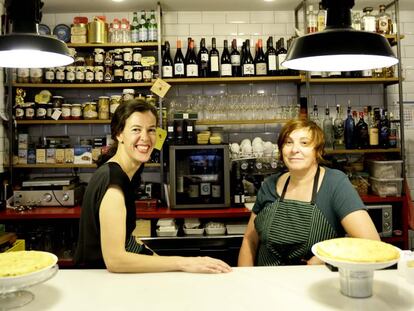 La idea de Ana Belén Martínez (en la foto, a la derecha) y Marta Romo (a la izquierda) era que su bar tuviese el aspecto y el espíritu de una cocina tradicional, por eso todos los muebles que decoran este coqueto local han habitado alguna vez junto a unos fuegos reales. Sobre sus mesas de madera se sirven conservas artesanales y una estupenda cecina elaborada en el Bierzo, comarca de origen de Martínez y de muchas de las tentaciones gastronómicas que, como los vinos de mencía, llenan su carta. “Conde Duque es como un pequeño pueblo en el centro de Madrid, por eso todo funciona por el de boca en boca. Primero venían los vecinos del barrio y ahora, cada vez más gente de fuera”, explica Romo. <p>http://el-muy.blogspot.com.es/