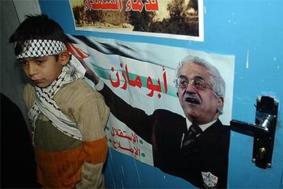 Un niño palestino, en un acto del candidato Mahmud Abbas en el campo de refugiados de Fawar, al sur de Hebrón.