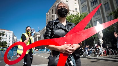 Protestas de trabajadores del sector de peluquería y estética este lunes, en Madrid.