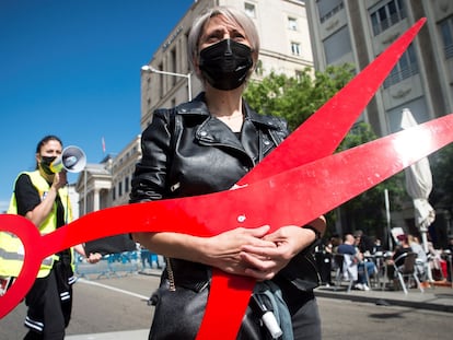 Protestas de trabajadores del sector de peluquería y estética este lunes, en Madrid.