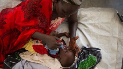 Una niña recibe una solución rehidratante en la clínica de MSF en Juba.