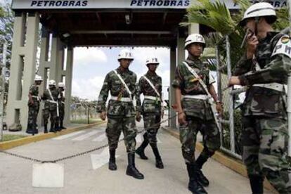 El Ejército boliviano vigila una refinería de la brasileña Petrobas.