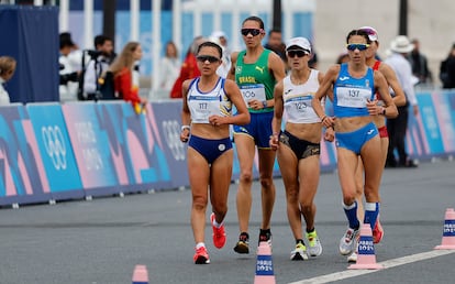 La marchadora española Marta Pérez (tercera por la izquierda), durante la prueba.