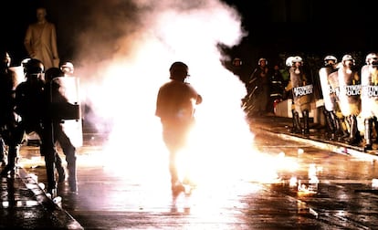 Momento en el que explota una cóctel molotov lanzado por los manifestantes en la segunda jornada de Huelga General. Entre las medidas que debate hoy el Parlamento se cuenta el cobro de cinco euros por visita médica, una tasa de 25 euros por hospitalización y un euro por receta, así como la reducción de la cobertura de medicamentos para enfermos crónicos.