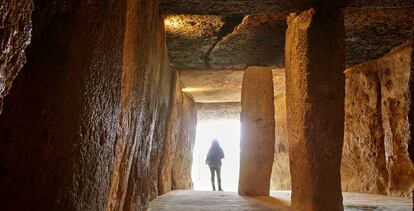 El dolmen de Menga, en Antequera, tiene 32 megalitos, grandes piedras verticales (ortostatos) y horizontales (cobijas), una de ellas de 180 toneladas.