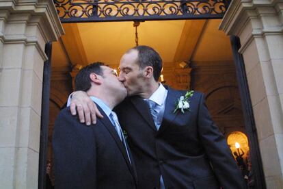 El concejal de San Sebastián Ernesto Gasco (izquierda) y el de Lasarte (Guipúzcoa) Iñigo Alonso, ambos del PSE, se besan tras protagonizar en el Ayuntamiento de la capital guipuzcoana la primera boda homosexual entre cargos electos desde que entrara en vigor la Ley de Parejas de Hecho del Parlamento Vasco. La ceremonia fue oficiada por el alcalde de San Sebastian Odón Elorza. 3 de octubre de 2005.