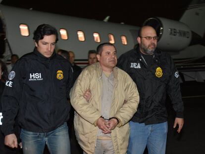 Joaquín 'El Chapo' Guzmán, escoltado por agentes de la DEA en el aeropuerto de MacArthur en Nueva York.