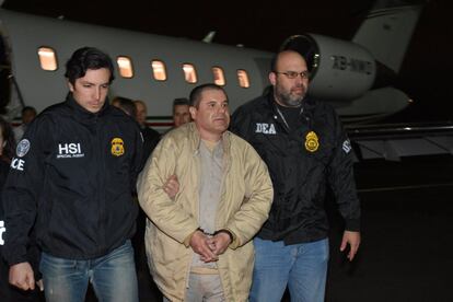 Joaquín 'El Chapo' Guzmán, escoltado por agentes de la DEA en el aeropuerto de MacArthur en Nueva York.