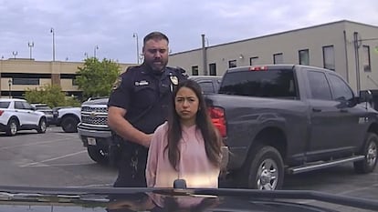 Ximena Arias-Cristobal siendo detenida durante un control de tráfico, el 5 de mayo de 2025, en Dalton Georgia.