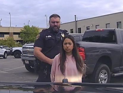 Ximena Arias-Cristobal siendo detenida durante un control de tráfico, el 5 de mayo de 2025, en Dalton Georgia.