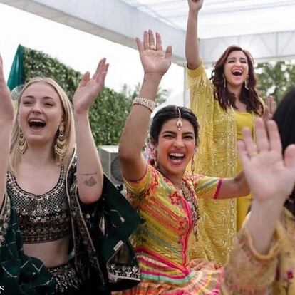 Priyanka Chopra con Sophie Turner, Parineeti Chopra y Denise Miller-Jonas en su Mehendi.