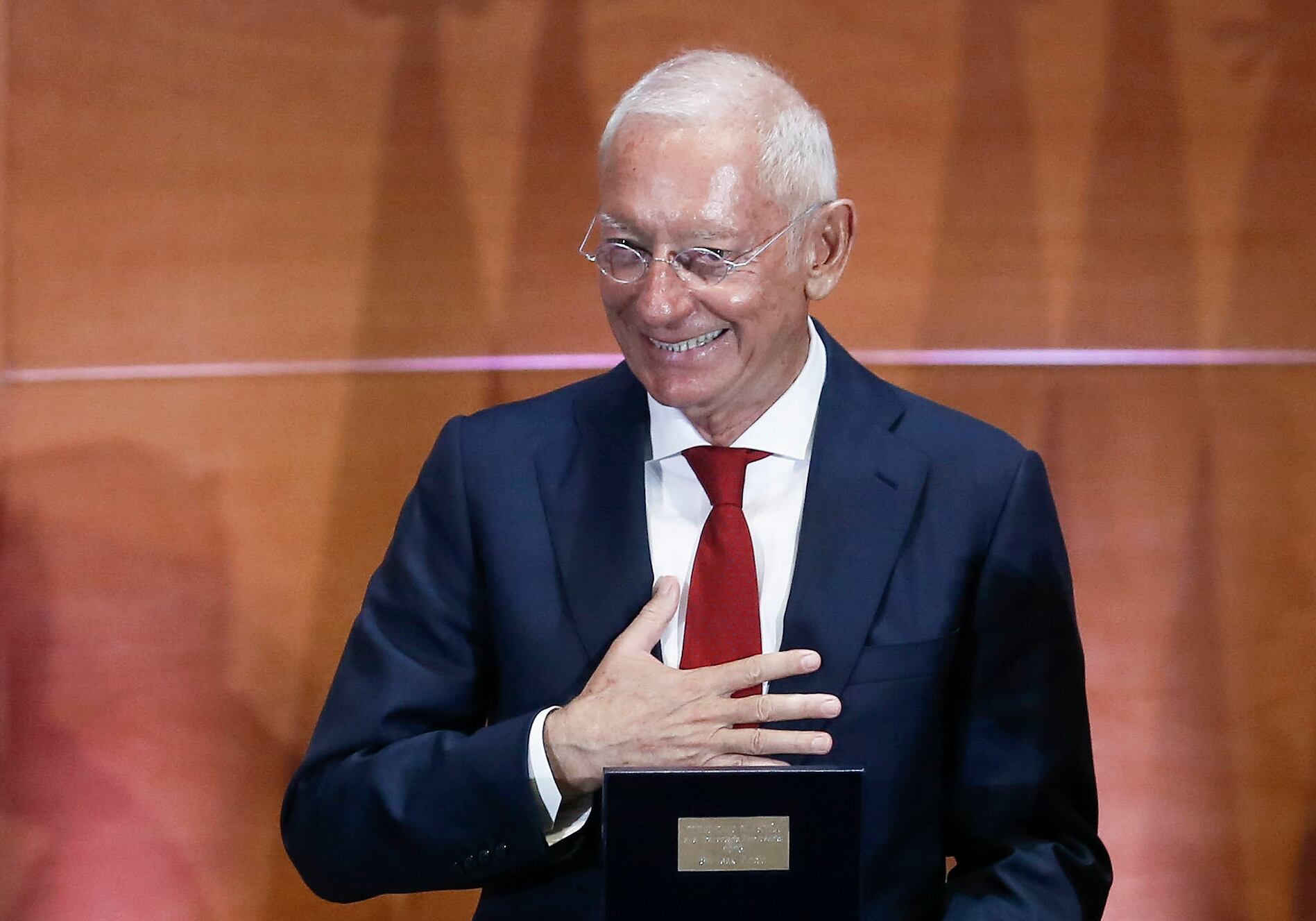 Empresarios y políticos arropan a la familia de Mango en el último adiós a Isak Andic