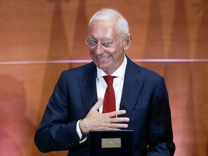 El fundador de la cadena de moda Mango, Isak Andic, recibe el Premio Reino de España a la Trayectoria Empresarial.