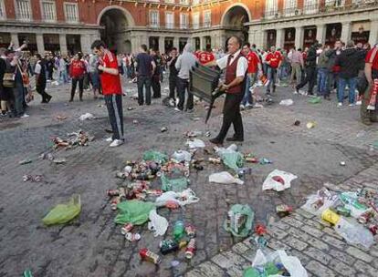 Aspecto de la plaza Mayor tras el paso de los hinchas del Liverpool.