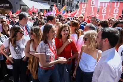 De izquierda a derecha, la entonces ministra de Igualdad, Irene Montero; la portavoz de Podemos y candidata a la Presidencia de la Comunidad de Madrid, Alejandra Jacinto; la candidata del PSOE a la alcaldía de Madrid, Reyes Maroto; la ministra de Hacienda y Función Pública, María Jesús Montero; la vicepresidenta y ministra de Trabajo y Economía Social, Yolanda Díaz, y el ministro de Consumo, Alberto Garzón, durante la marcha celebrada en Madrid.