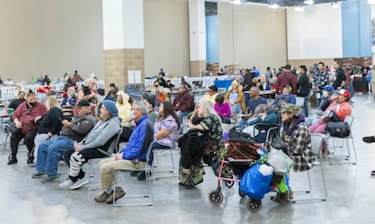 Afectados por los incendios descansan en el Centro de Convenciones de Pasadena en Los Ángeles, California. 