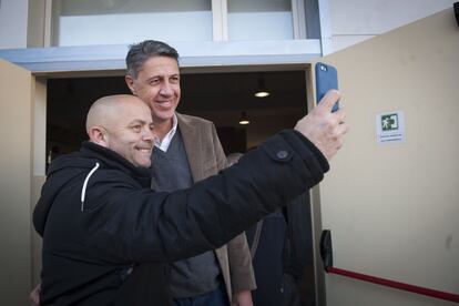 Xavier García Albiol, candidato a la Generalitat de Catalunya por el Partido Popular, se fotografía con un ciudadano.