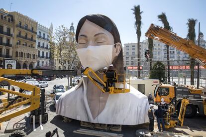 Valencia 11-3-20
Valencia se resiente por la anulación de las Fallas a consecuencia del Coronavirus. En la imagen la falla de la Plaza del Ayuntamiento ha sido cubierta con una mascarilla.
FOTO: MÒNICA TORRES/EL PAIS