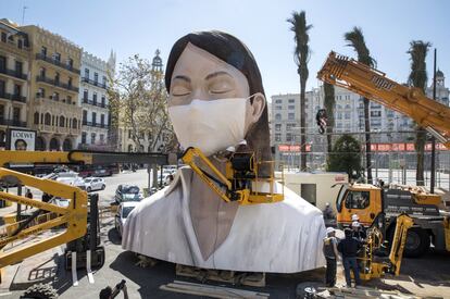 
Valencia 11-3-20
 Valencia se resiente por la anulación de las Fallas a consecuencia del Coronavirus. En la imagen la falla de la Plaza del Ayuntamiento ha sido cubierta con una mascarilla.
 FOTO: MÒNICA TORRES/EL PAIS

