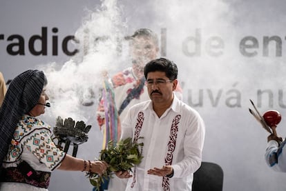 Hugo Aguilar Ortiz en la ceremonia de “purificación y entrega de bastón de mando” este lunes.