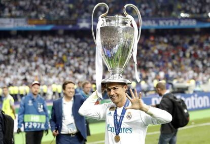 Cristiano Ronaldo celebra con la Copa de la Champions la victoria de su equipo ante el Liverpool.