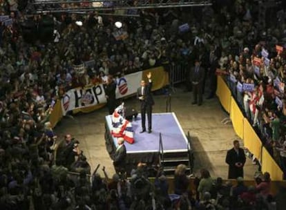 Barack Obama saluda a una multitud de seguidores (arriba) en un mitin el sábado en Maine.