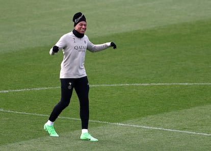 Kylian Mbappé, durante el entrenamiento de ayer con el PSG.