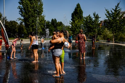 Familias se refrescan en Madrid Río el pasado martes.