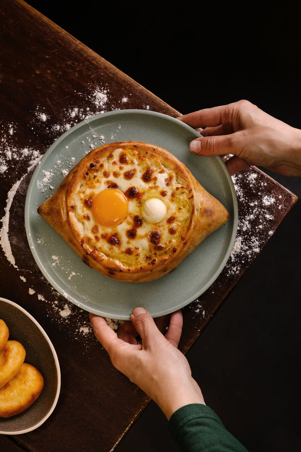  khachapuri, quizás el plato más típico de la región horneado con masa madre de harina ecológica en Didedas. 