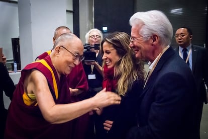 Richard y Alejandra Gere reciben la bendición del Dalái Lama ante el nacimiento de su primer hijo.