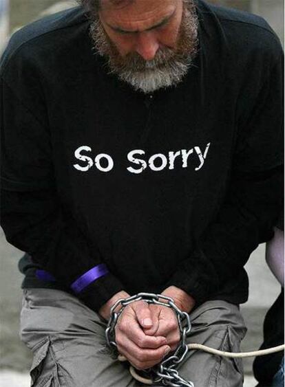 Un activista contra la esclavitud, cuyo jersey dice "lo siento tanto", en Londres.