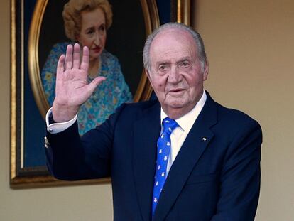 En esta foto de archivo del 2 de junio de 2019, Juan Carlos I saluda durante una corrida de toros en la plaza de toros de Aranjuez, Madrid, España.