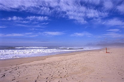 La playa de Arda, a unos siete kilómetros de la localidad de Viana en dirección al norte, es un punto de encuentro predilecto de los surferos en la costa septentrional de Portugal.